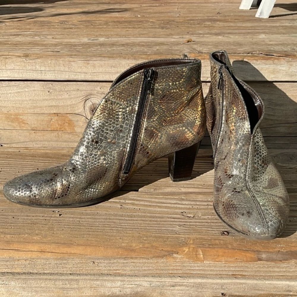 Luftpolster Gold Metallic Reptile Almond Toe Ankle Booties 9